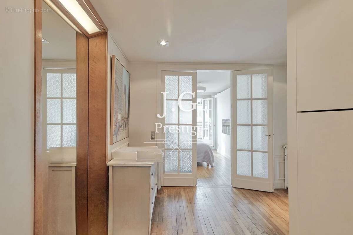 Appartement à PARIS-16E