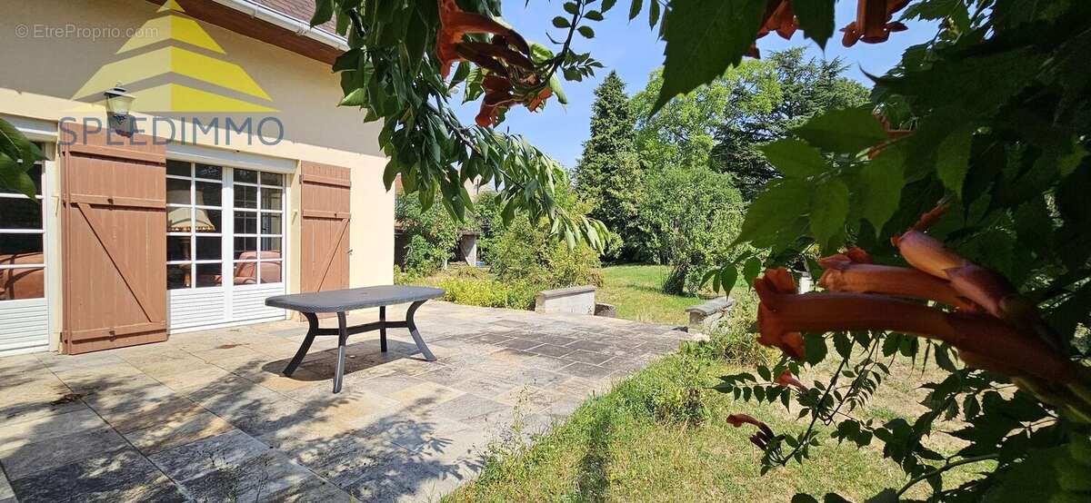 Maison à MANDRES-LES-ROSES