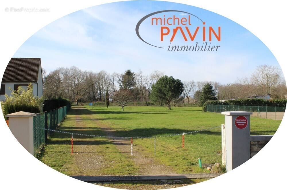 Terrain à LA GUERCHE-SUR-L'AUBOIS