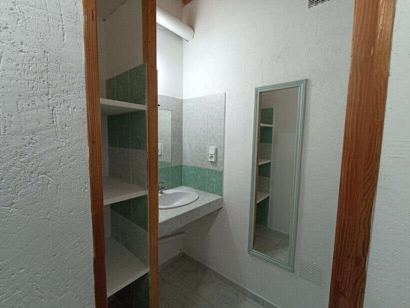                    Salle d'eau - Appartement à SAINT-NAZAIRE