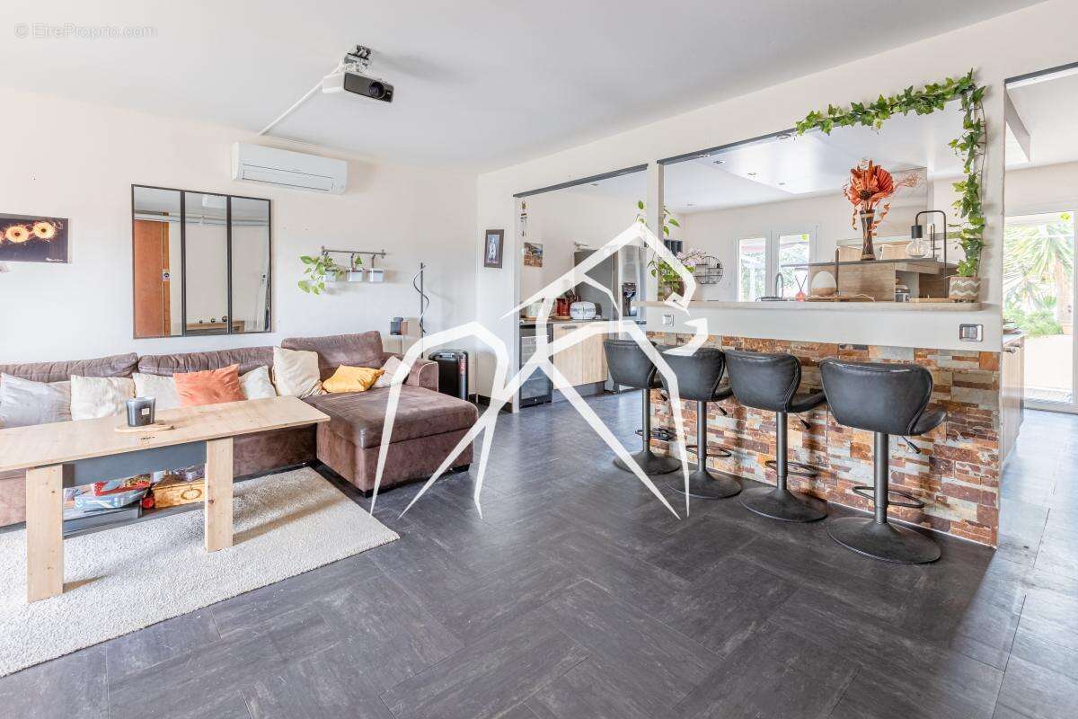 Maison à COURNONSEC