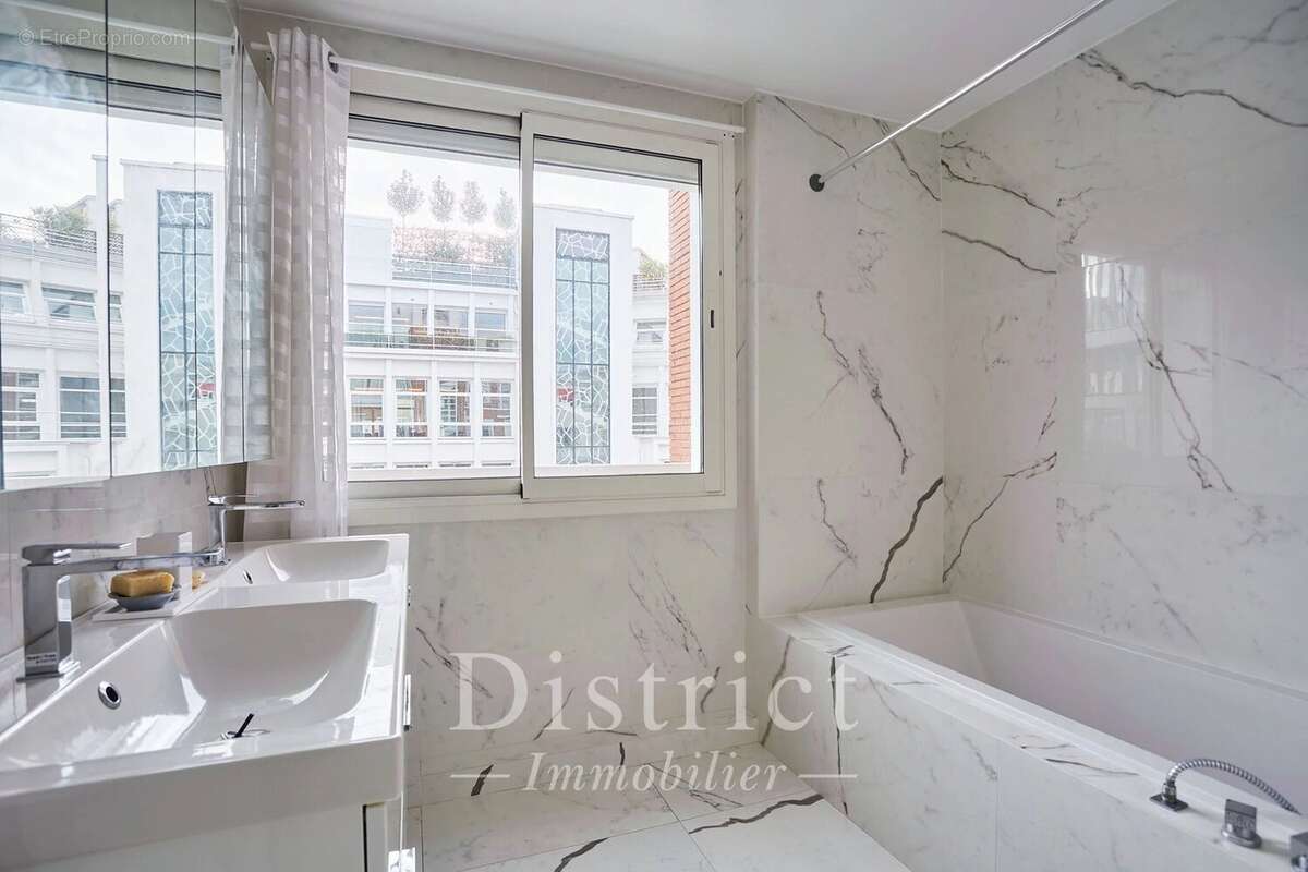 Appartement à PARIS-8E