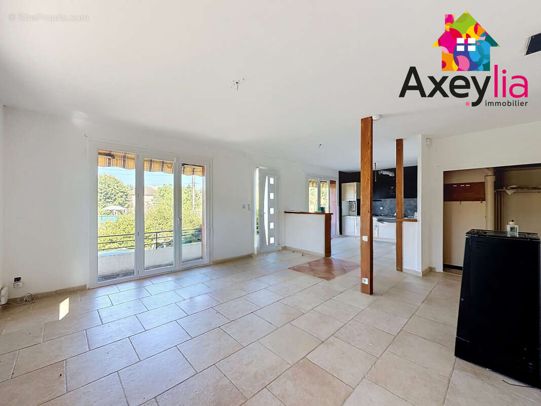 A vendre - pouilly-sous-charlieu - maison d'habitation avec 5 chambres, garage et terrain - photo 3