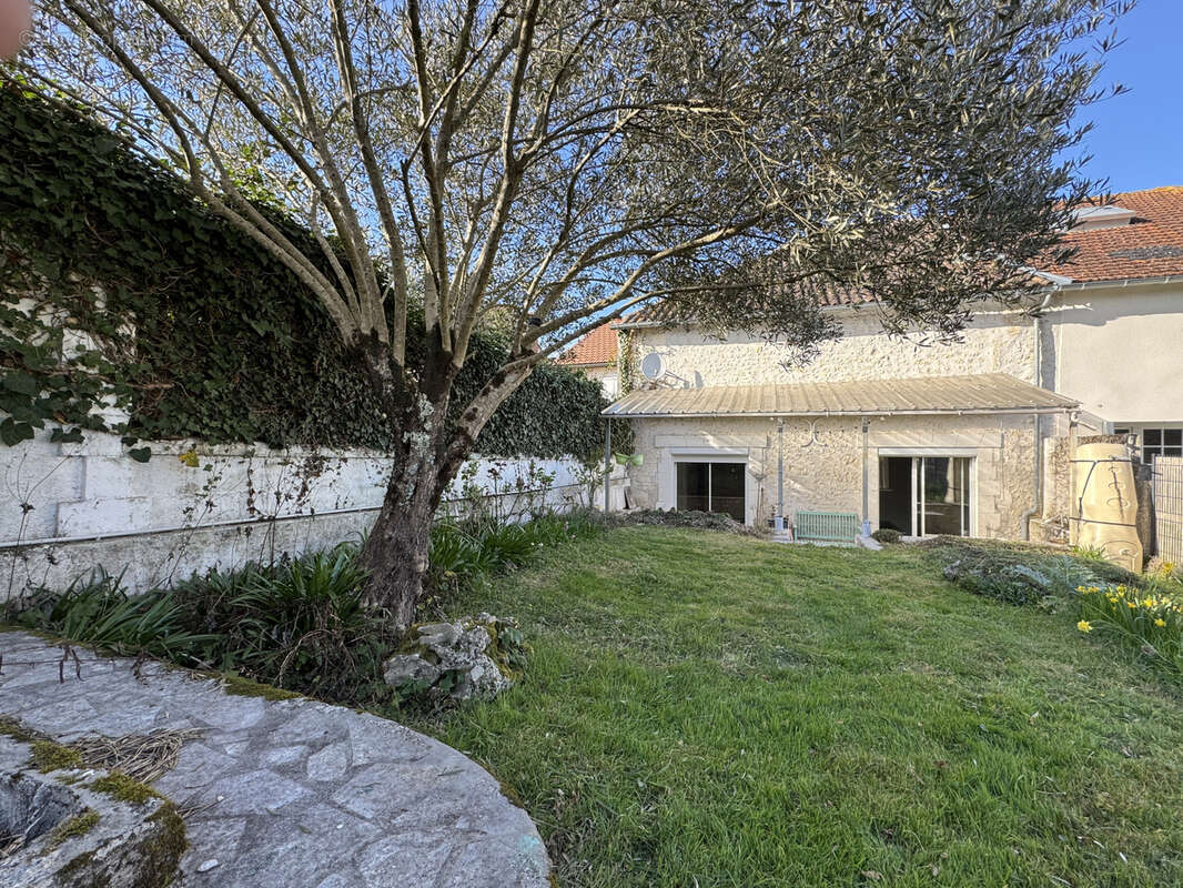 Maison à BARBEZIEUX-SAINT-HILAIRE