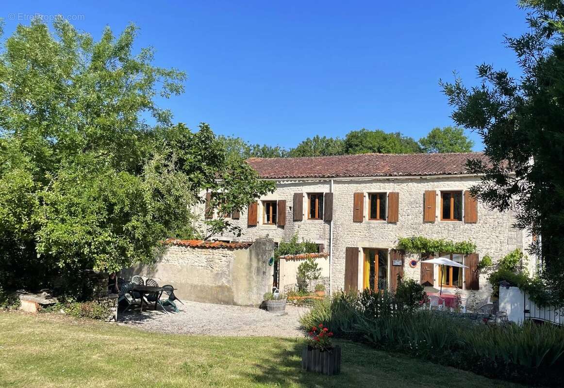 Maison à SAINT-PIERRE-DE-JUILLERS