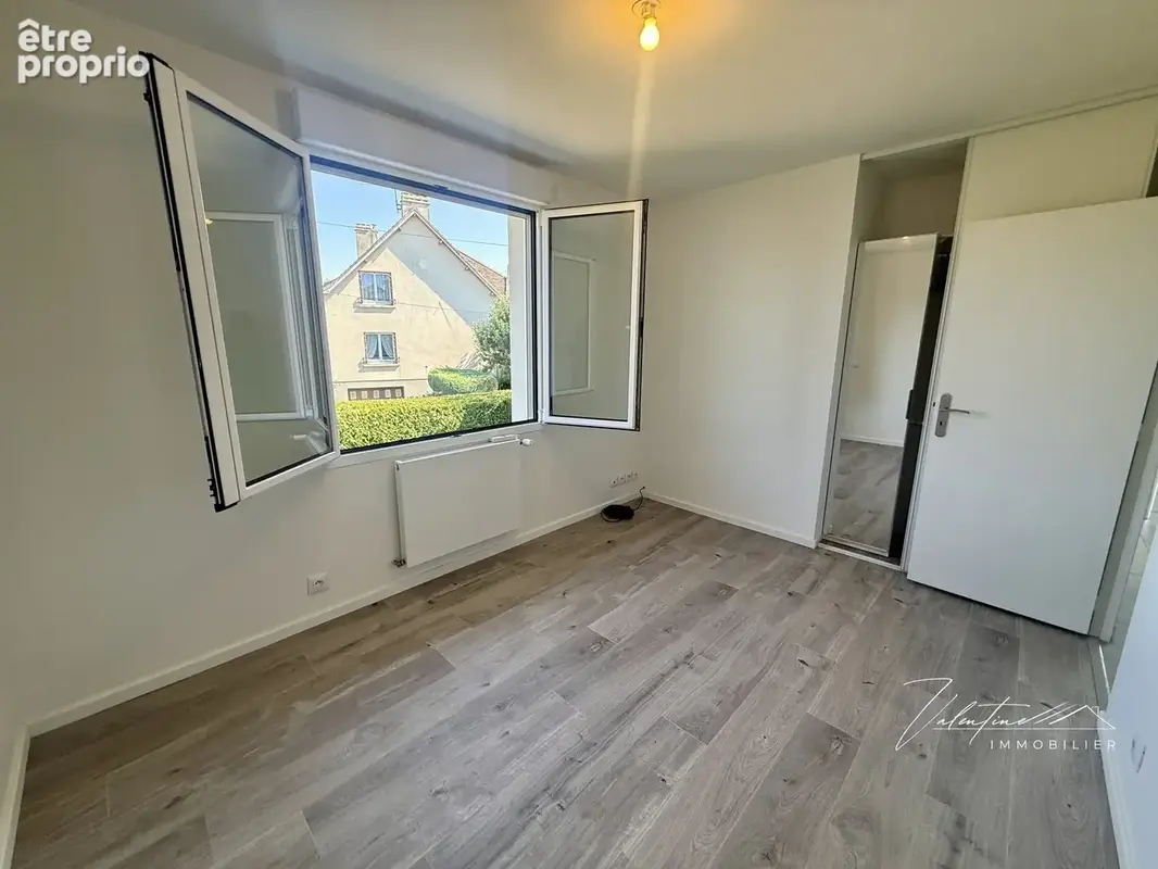 Chambre 1 avec rangements et SDD privative