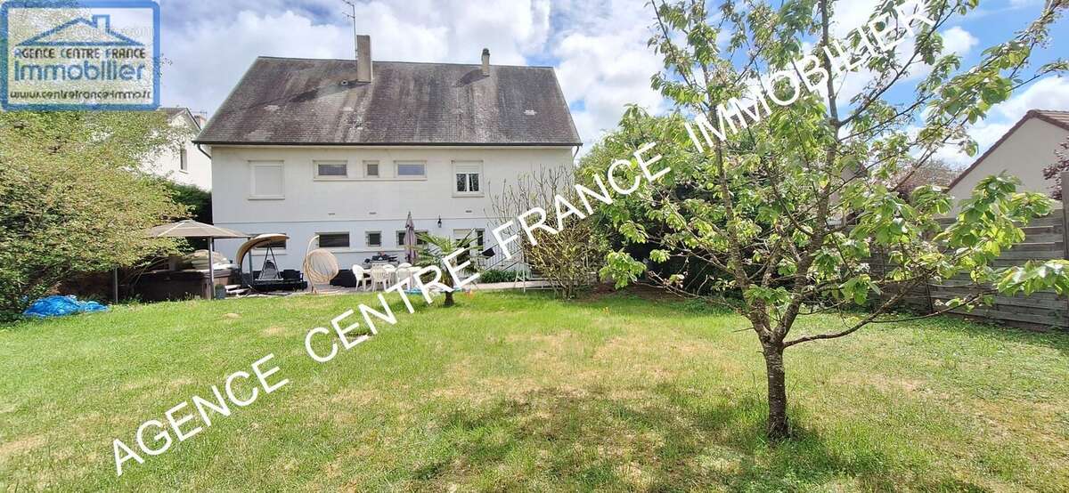 BOURGES, proche EMB. Grande maison familiale d'environ 300 m² avec 7 chambres DPE D - photo 11