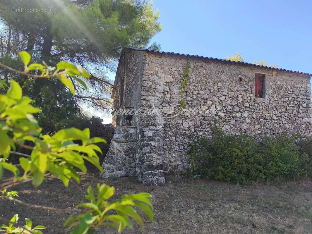 Bastide en pierre de 100 m² à rénover sur 3.3 hectares à Esparron. - photo 3