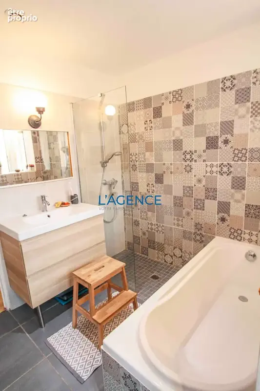 Appartement 5 pièces de 146m2 habitables  au premier et dernier étage avec 2 stationnements extérieur - photo 5