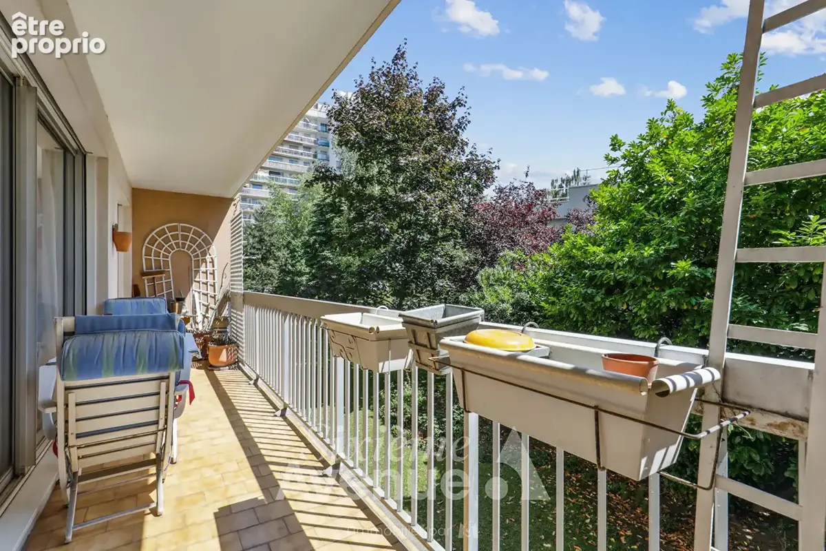 Spacieux cinq pièces avec balcons - calme - verdure et fort potentiel ! - photo 4
