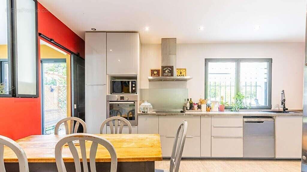 Maison à VERRIERES-LE-BUISSON