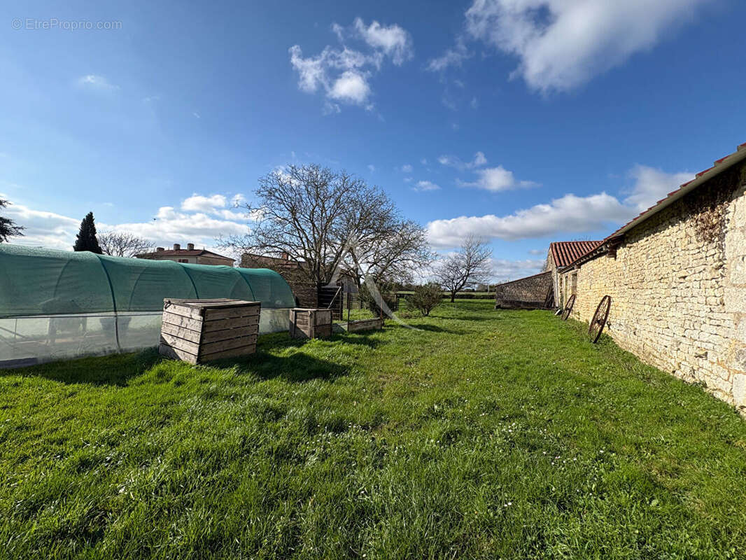 Maison à LE POIRE-SUR-VELLUIRE