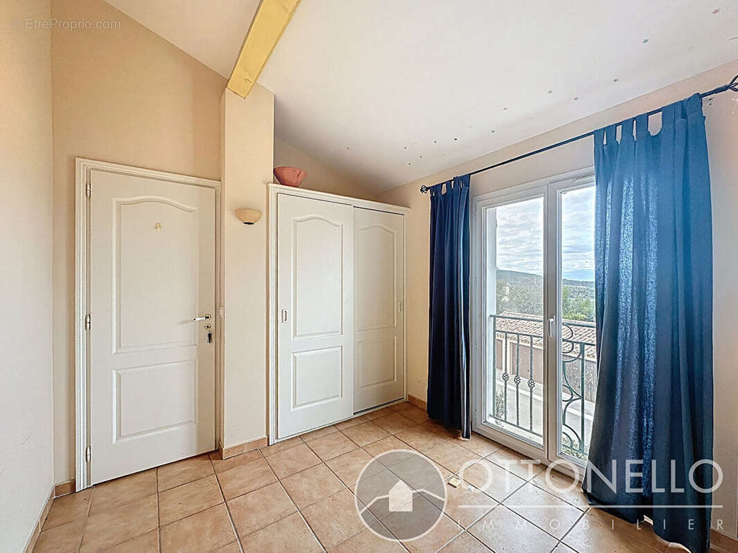 Maison à ROQUEBRUNE-SUR-ARGENS