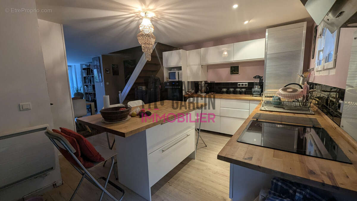 Maison à ENTRAIGUES-SUR-LA-SORGUE