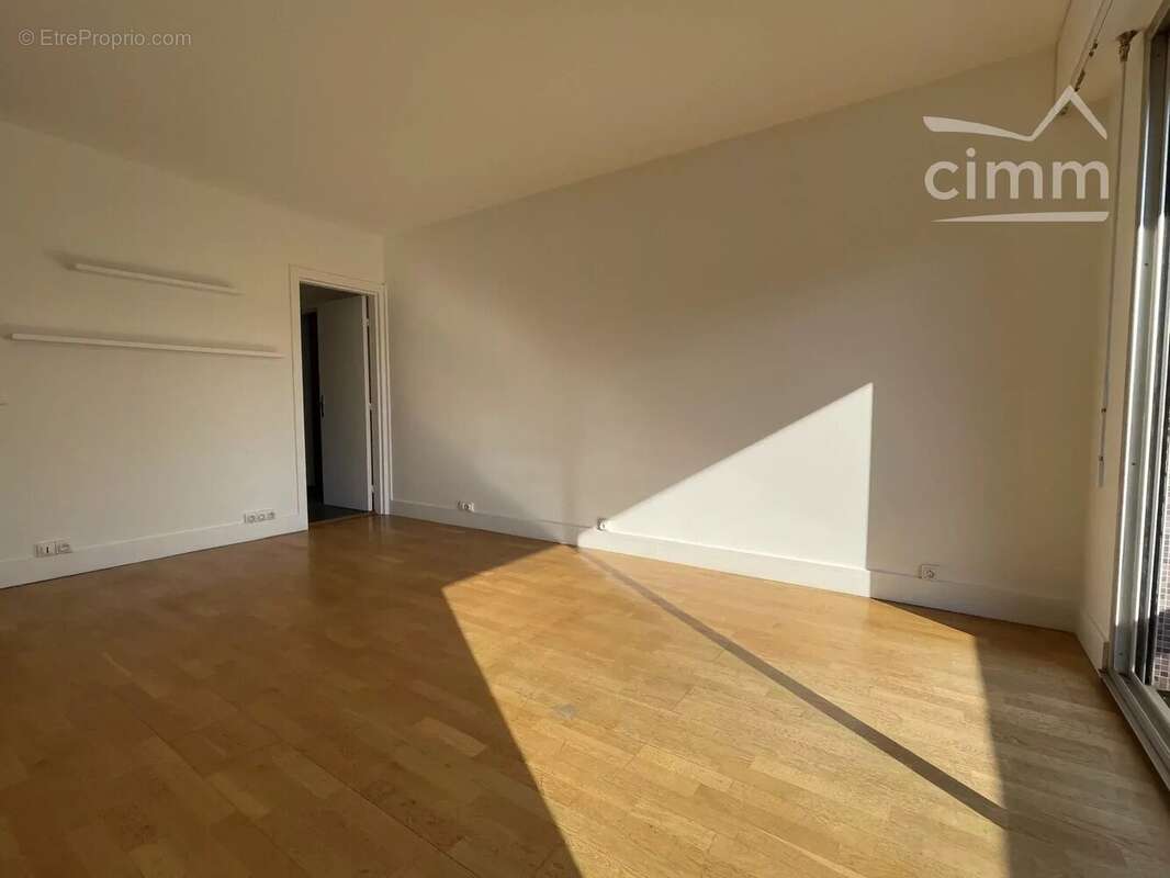 Soleil et vue dégagée pour ce grand studio avec balcon - photo 8