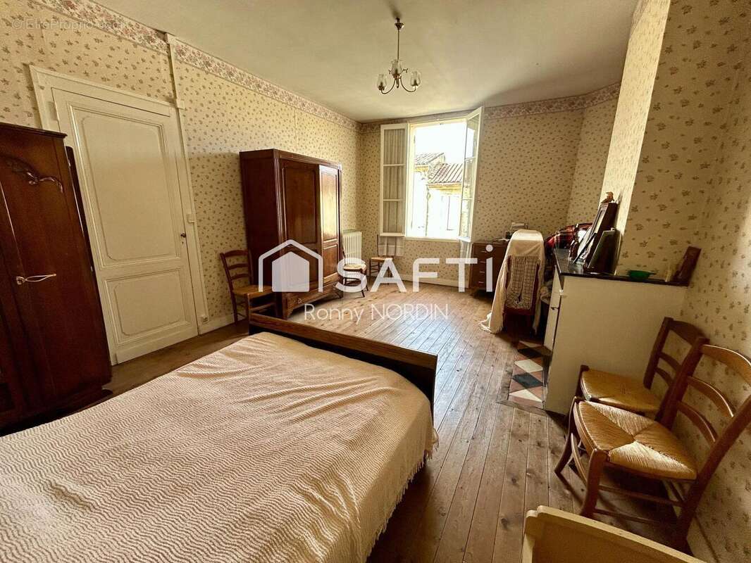 Maison 130 m² à Castillon-La-Bataille  - photo 9