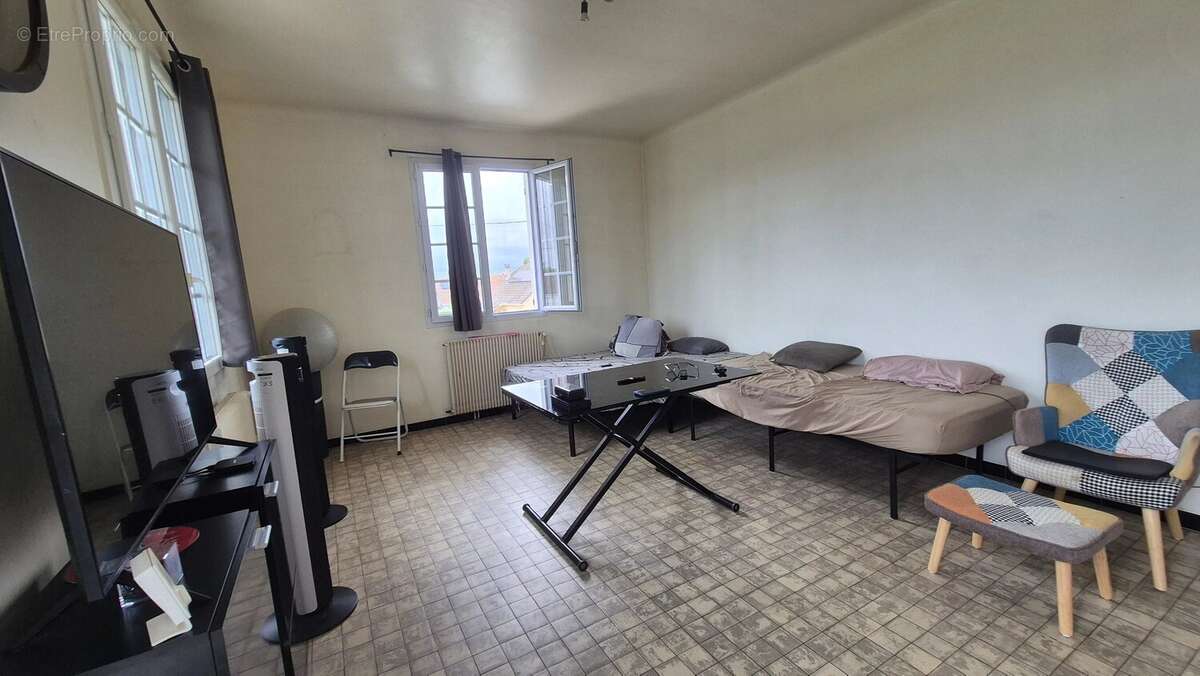 BÉNÉJACQ, A VENDRE, Immeuble de 170 m² avec deux logements et deux garages sur une parcelle de 986 m² - photo 2