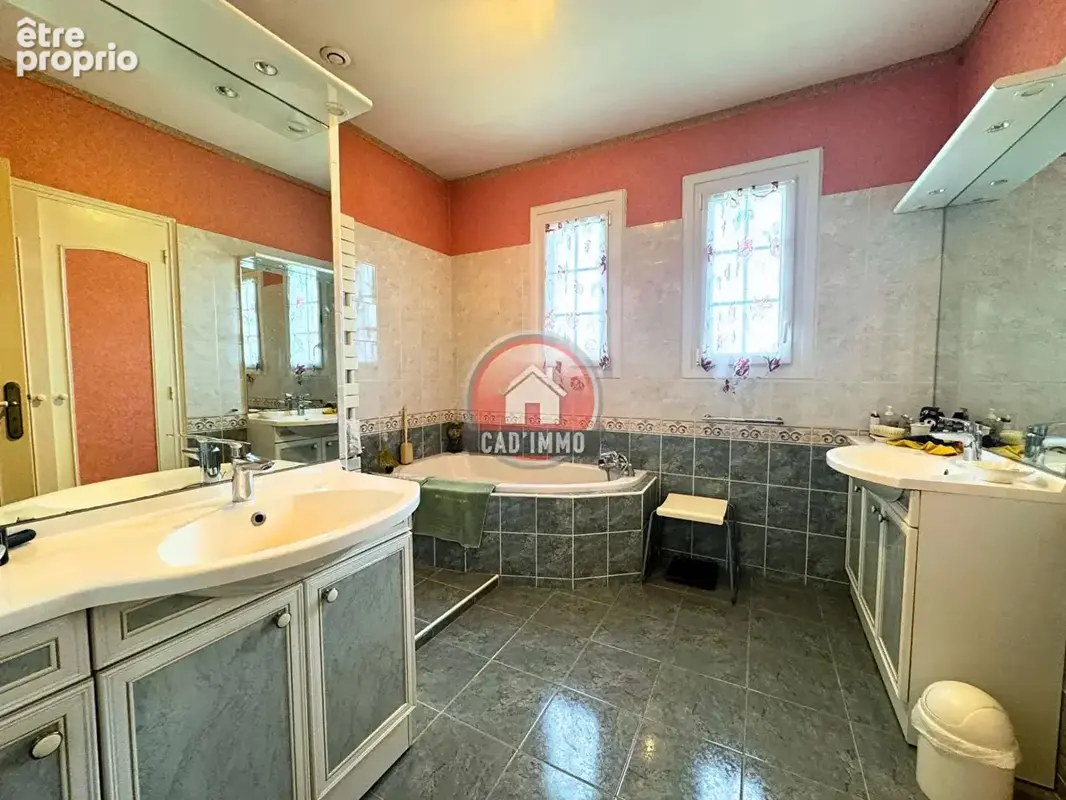 Maison de 208.4 m2, avec piscine et hangar - photo 5