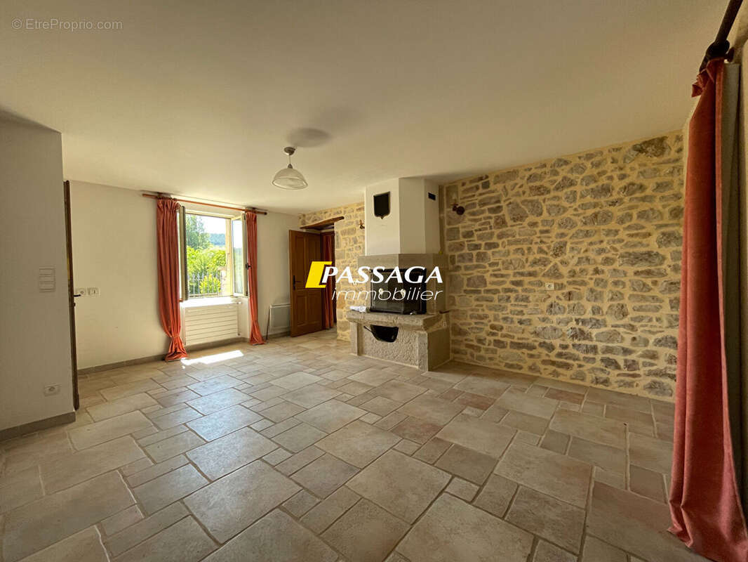 A VENDRE - Bel immeuble de rapport (4 appartements) avec terrain attenant - LAISSAC - photo 5