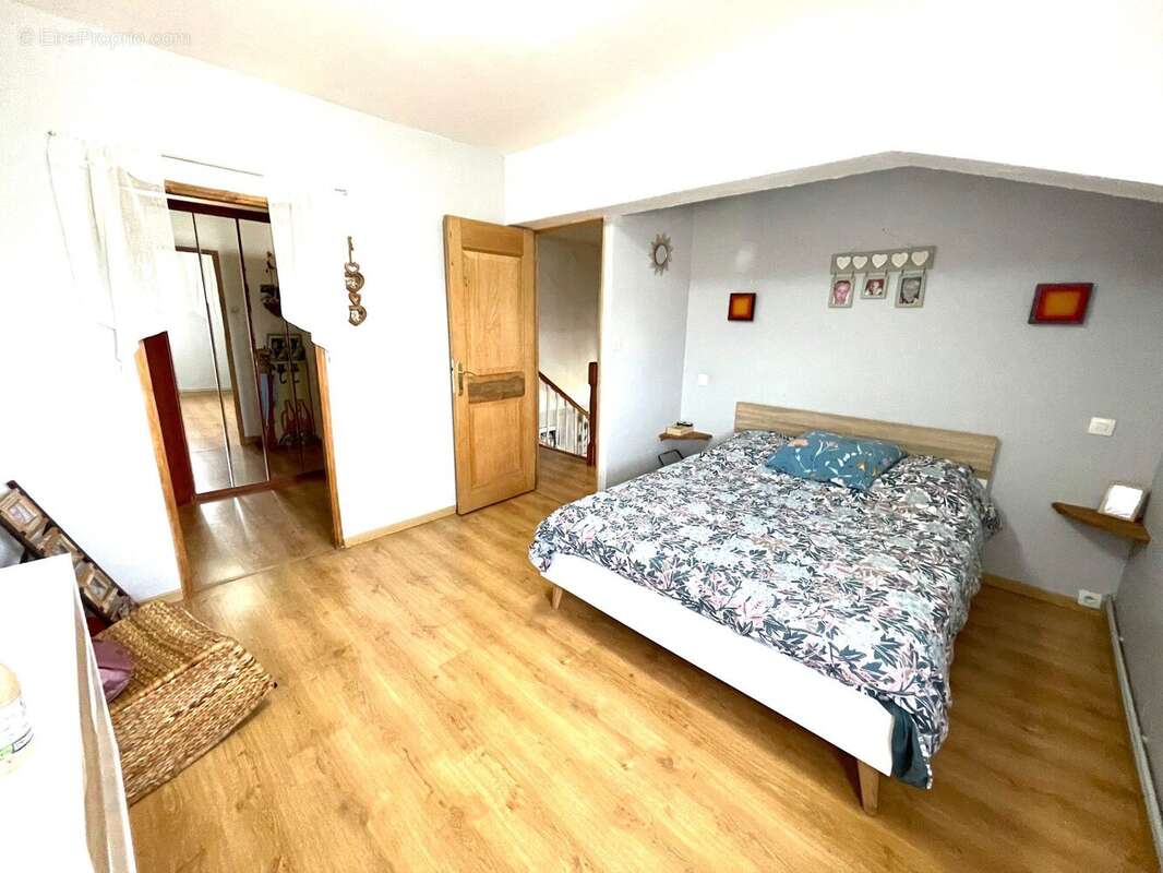 Chambre ( 3eme niveau ) avec son dressing - Maison à MONTELIMAR