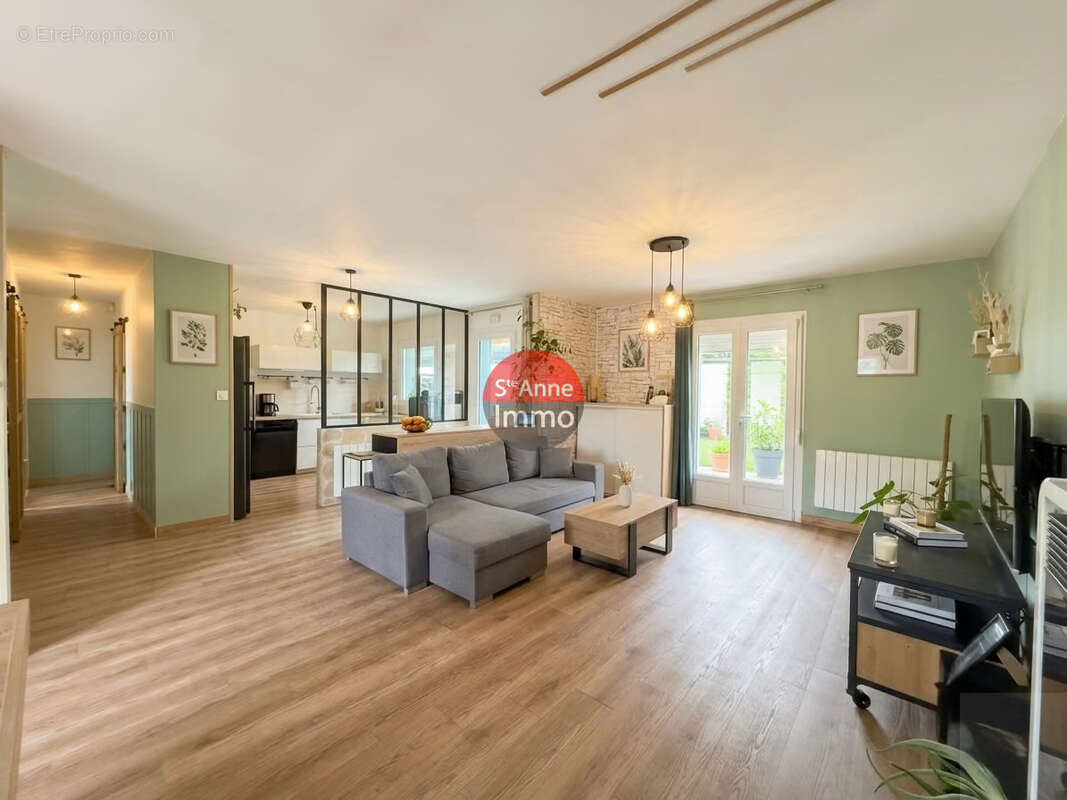 Guerbigny - 140m2 - maison individuelle - 4 chambres - 2 salle de bains - jardin - cour - terrasses - photo 2