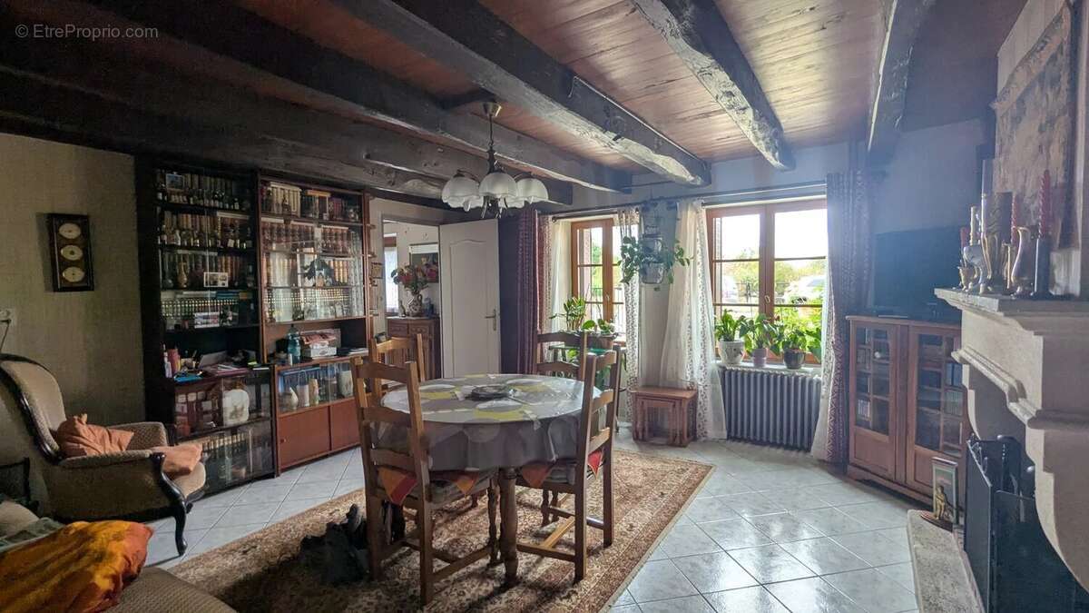 Charmante maison de village offrant 4 chambres à Saulgé - photo 4