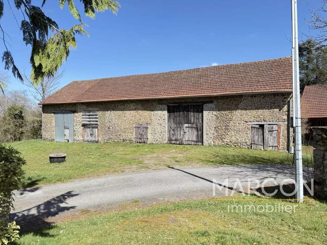 Maison à MONTAIGUT-LE-BLANC