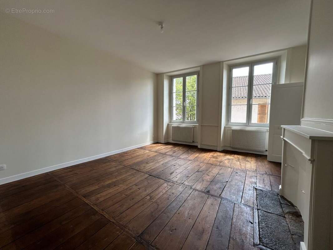 Appartement à SAINT-LEONARD-DE-NOBLAT