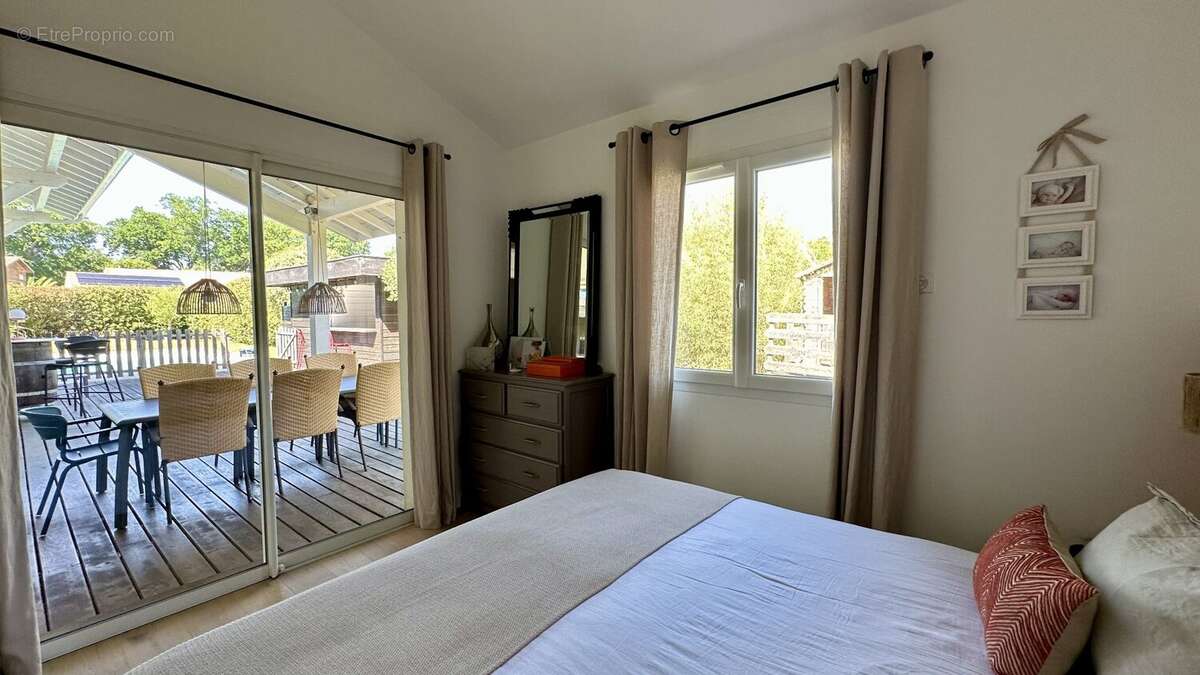 Villa contemporaine de 6 pieces de 133 m2 avec piscine et garage - photo 11