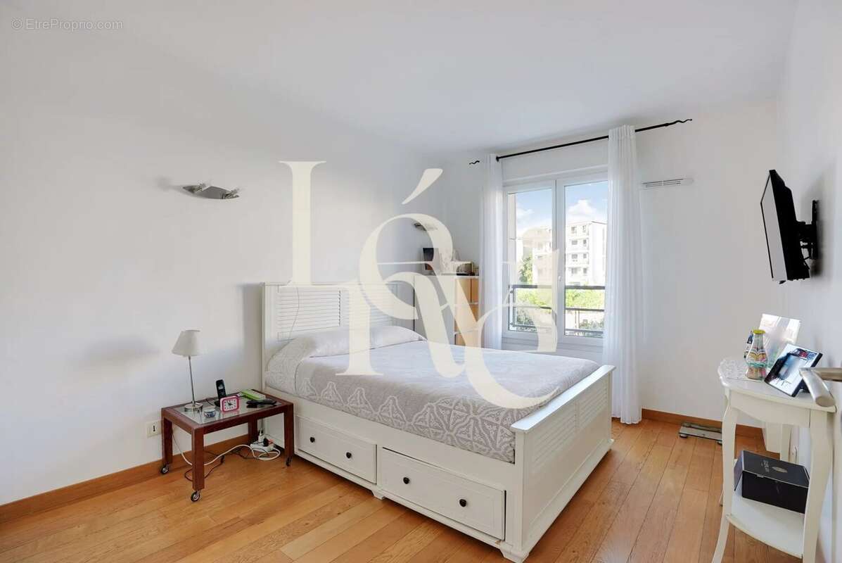 Appartement à CHARENTON-LE-PONT