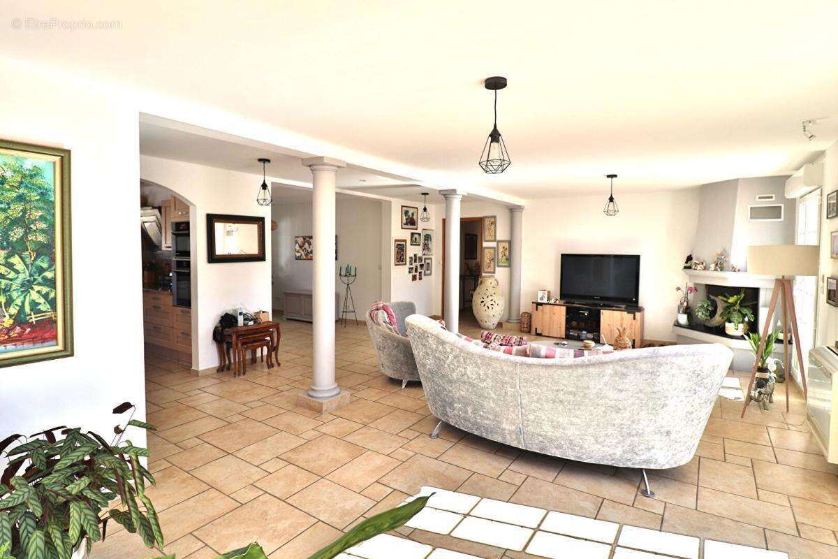 Villa t5 4 faces de 134m² + piscine + dependance sur un terrain de 1799m² - photo 5