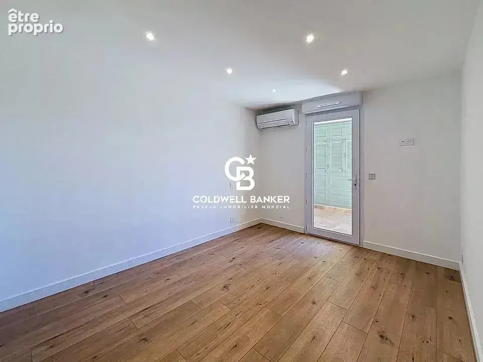 Magnifique appartement T3 rénové avec vue sur le lac – Résidence de standing avec piscine - photo 10