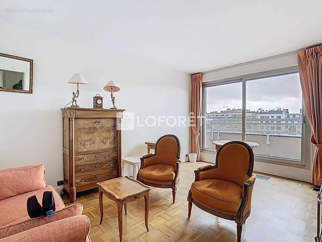 Appartement à PARIS-16E