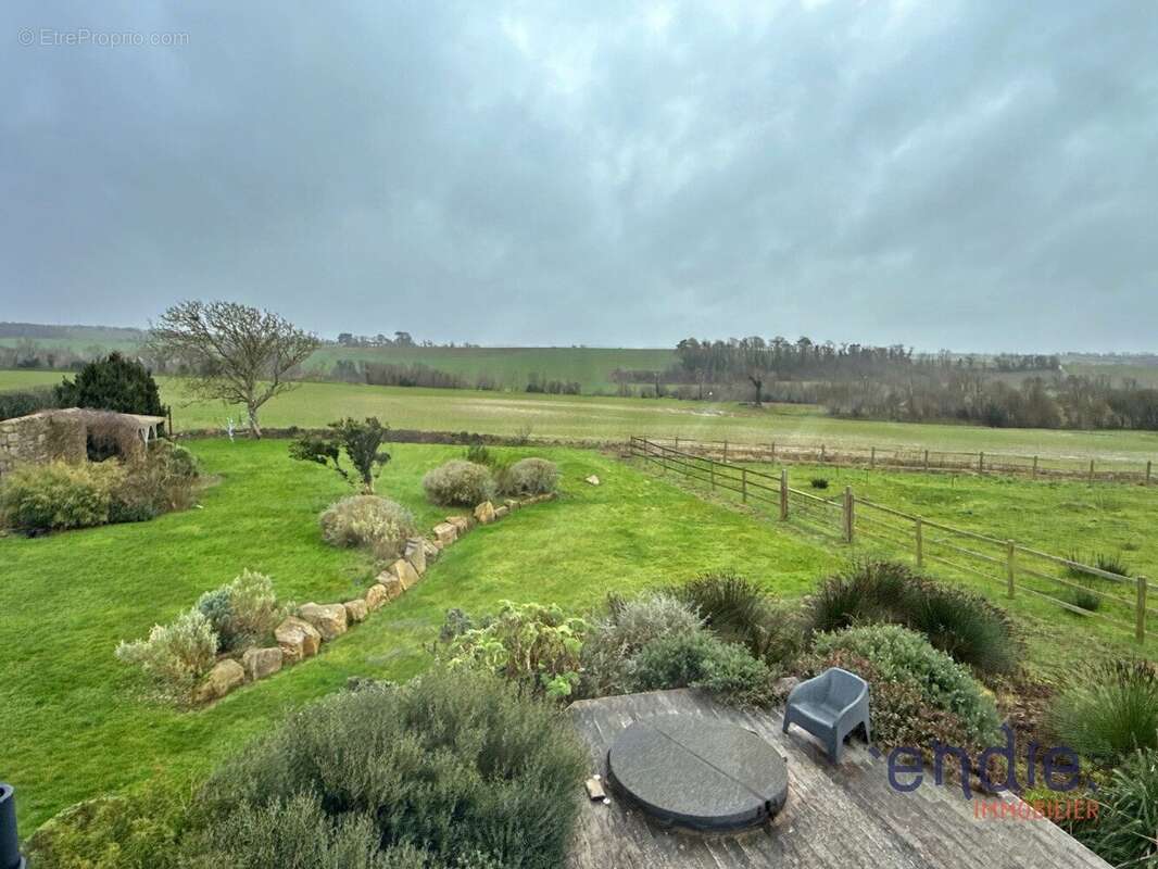 Commerce à PLONEVEZ-PORZAY