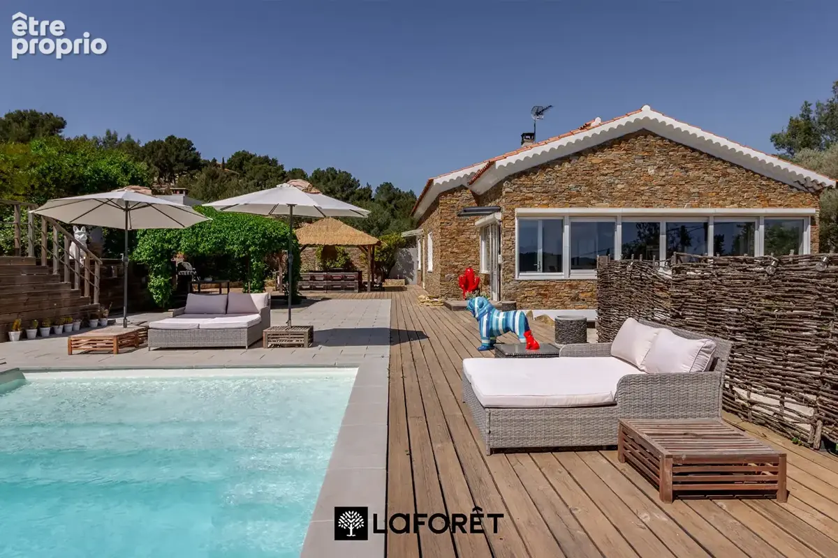 BANDOL - Magnifique villa de caractère avec piscine, cuisine d'été, vue dégagée et fort potentiel - photo 3