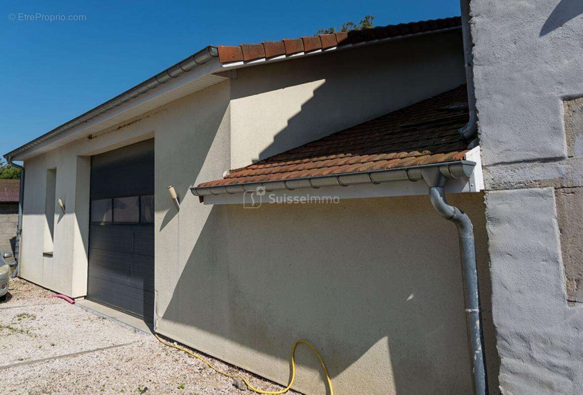 Beaux volumes pour cette maison avec agréable terrain et grande dépendance - photo 16