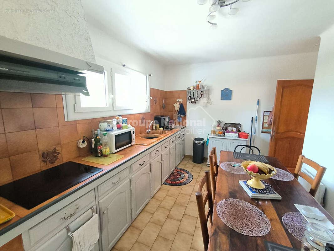Maison de plain-pied 3 chambres avec piscine, garage, abri voitures sur parcelle constructible de 2826 m² - Loriol du Comtat - photo 7
