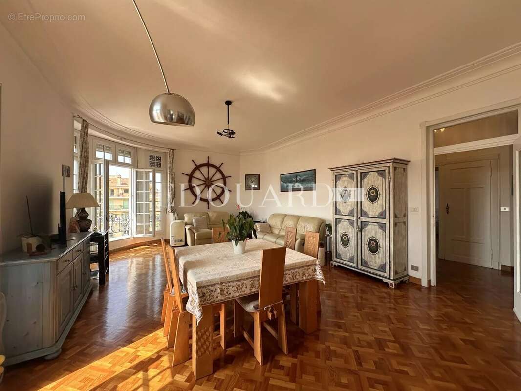 Vaste trois pièces à vendre avec belle vue sur la ville jusqu’à la mer, en plein centre de Menton - photo 15