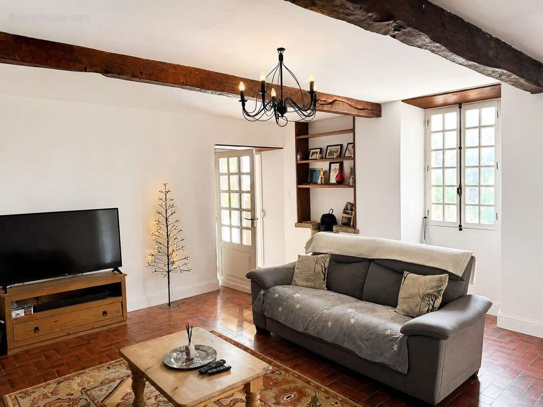 Maison à VILLECOMTAL-SUR-ARROS