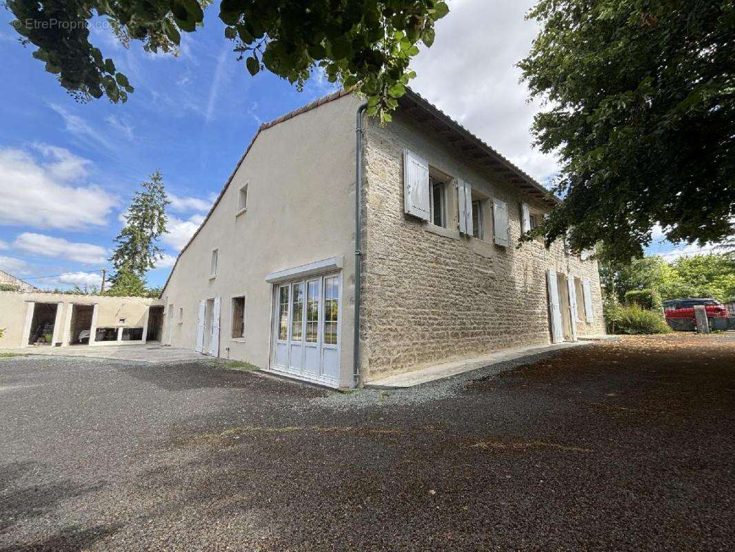 Maison 240 m² à La Foye-Monjault  - photo 3
