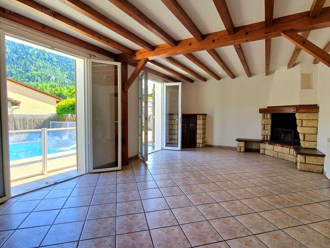 Maison de plain pied avec jardin, piscine et garage - photo 3