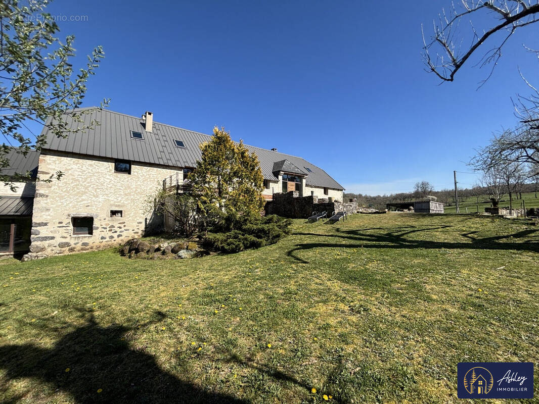 Maison 14 pièces LE MONTEIL (Cantal) - Maison à LE MONTEIL