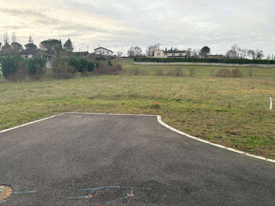 Terrain à SAINT-SULPICE