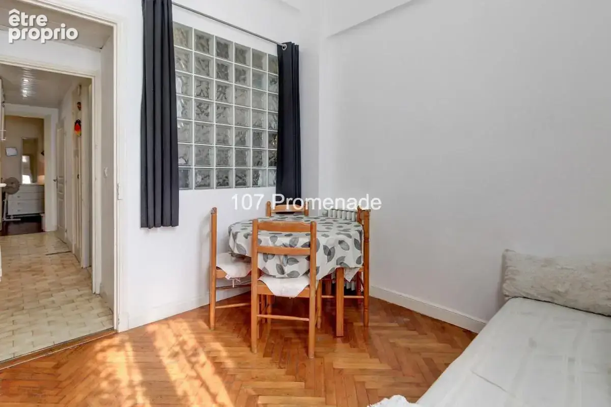 2 pièces meublé dans un immeuble bourgeois rénové, à deux pas de la mer - photo 2