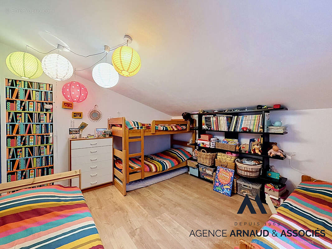 Belle propriété familiale avec piscine sur vaste terrain arboré - photo 15