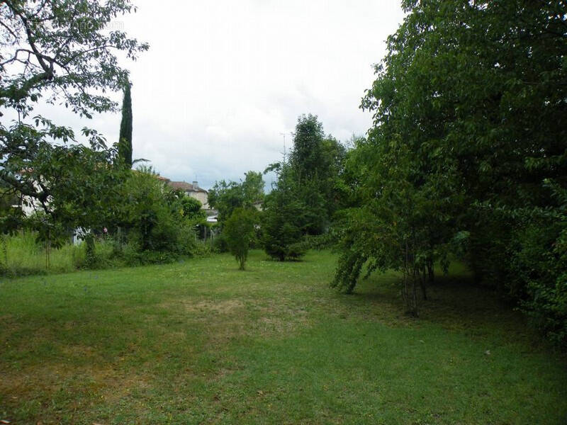 Terrain à BARBEZIEUX-SAINT-HILAIRE