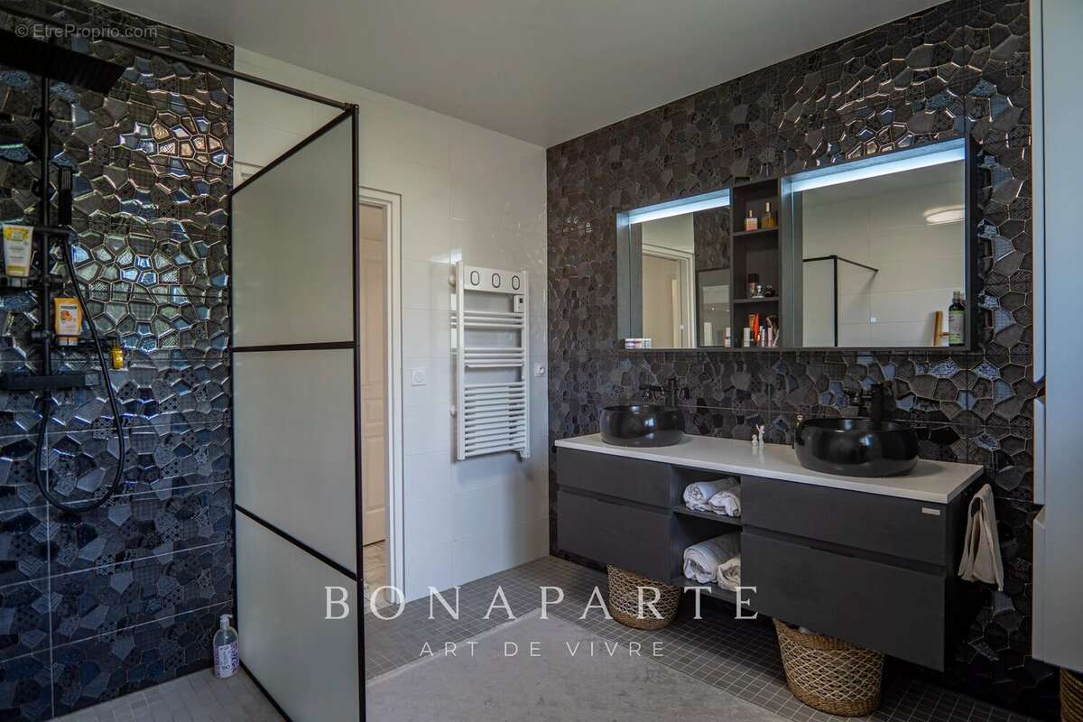 MONTARDON - Maison familiale rénovée avec piscine et vue dégagée - photo 8