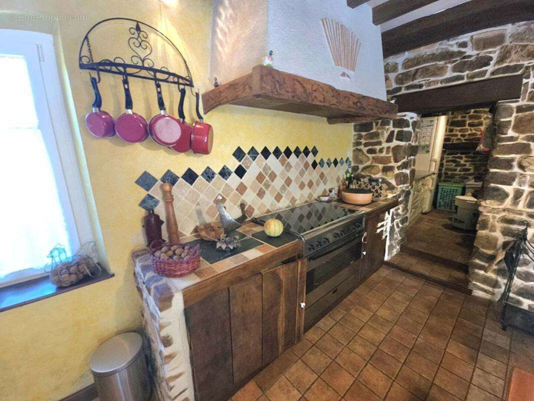La-Lande-De-Goult 61320 Longère en pierre 112 m² terrain 30.200 m² - photo 9