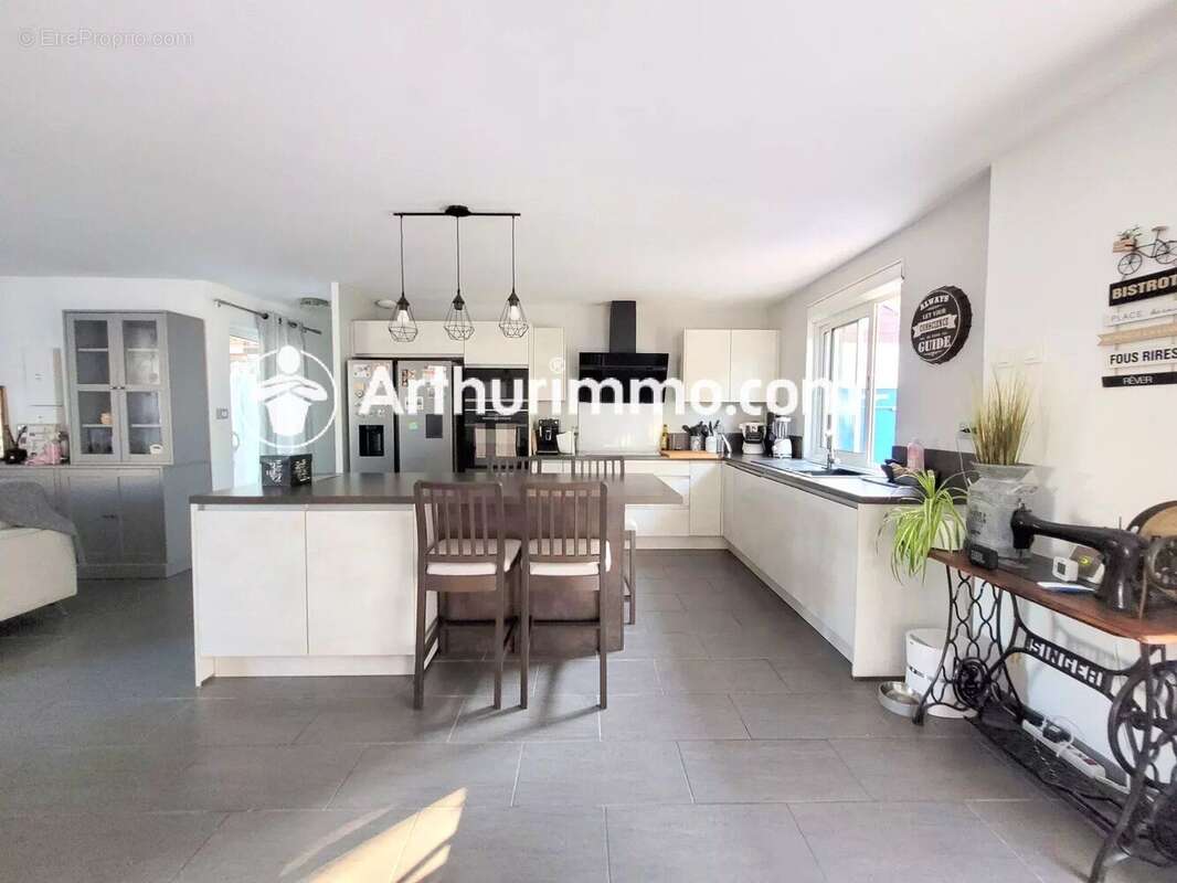 Maison à SAVIGNY-LE-TEMPLE