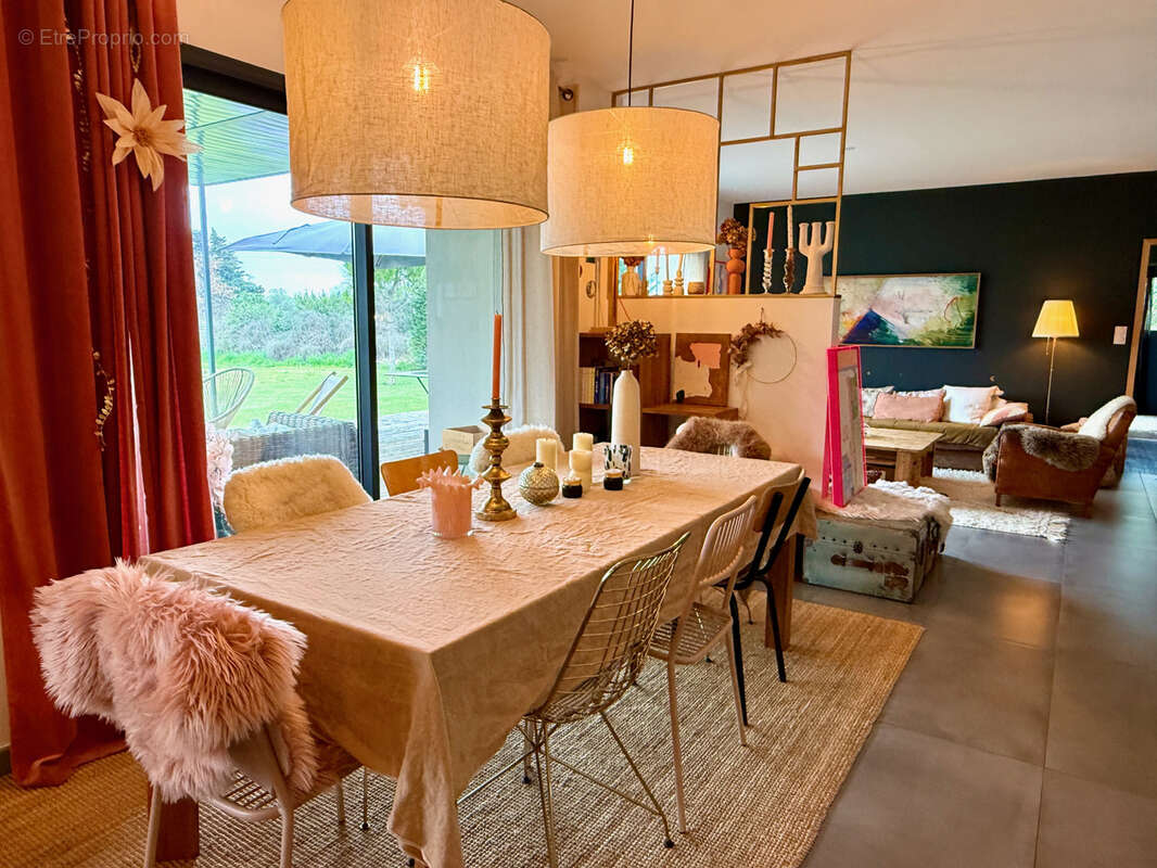 Maison à SAINTE-CECILE-LES-VIGNES